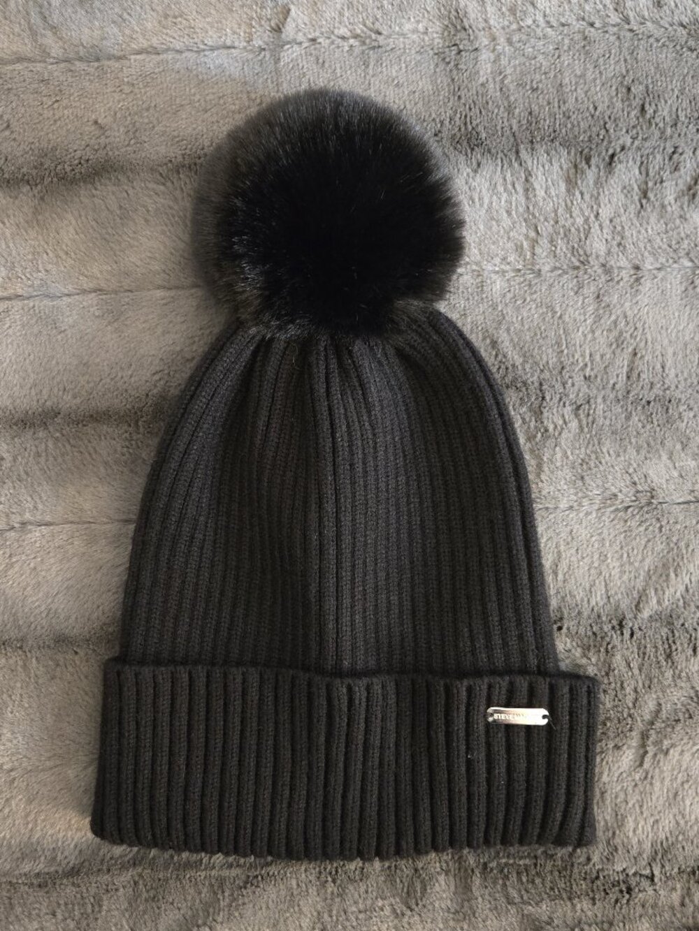 Steve Madden Black Ribbed Knit Tuque with Faux Fur Pom Pom | Unisex